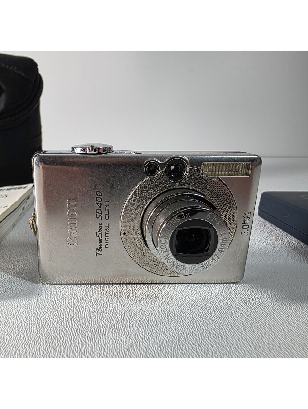 Canon PowerShot SD400 5MP Digital ELPH Camera + Charger Battery 1GB SD & Case